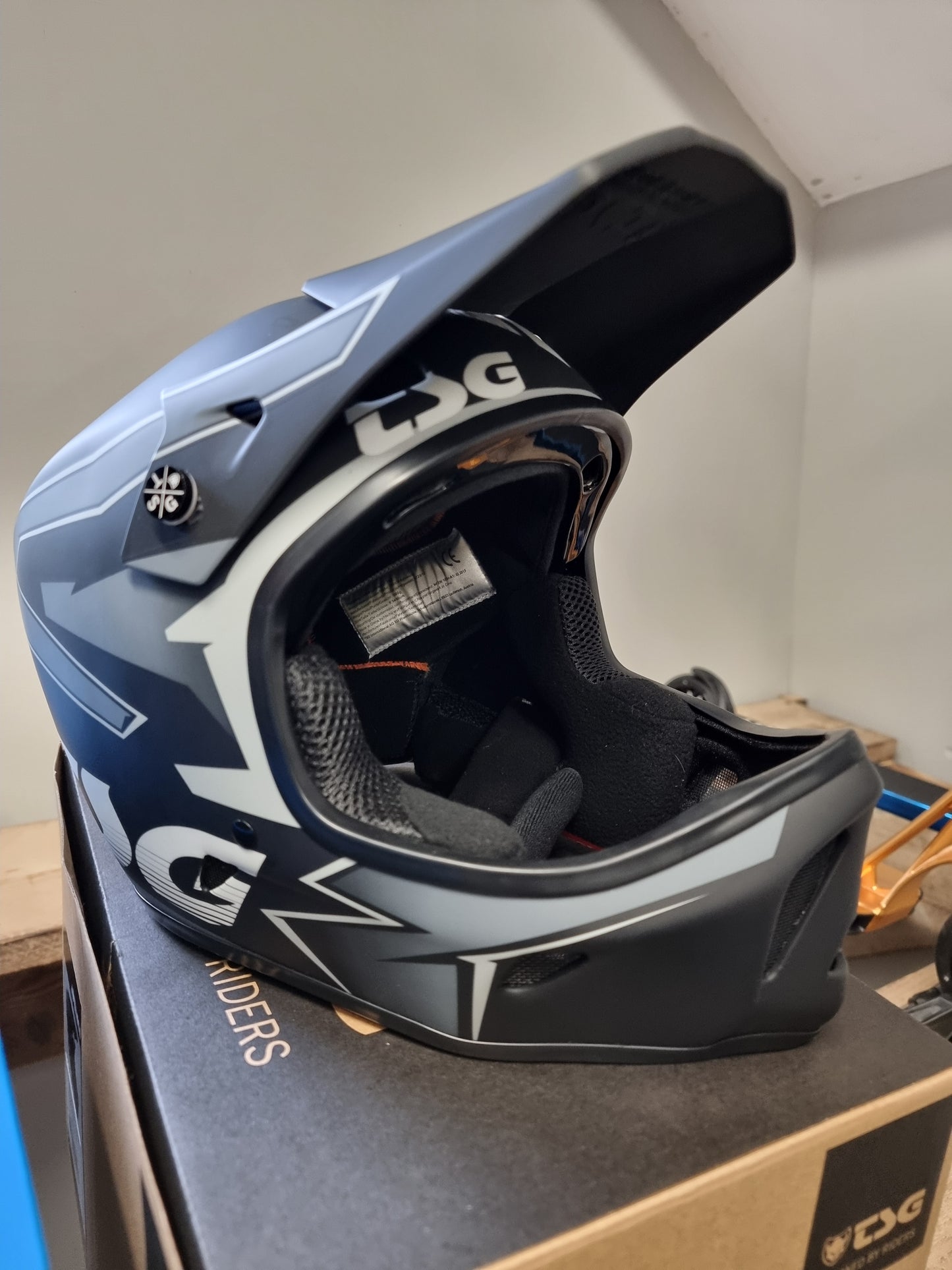 Tsg advance full face helmet size small